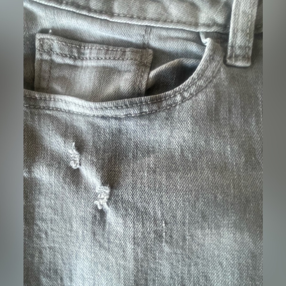🩶👖Old Navy Boyfriend straight leg in light gray. Size 10.  Nice distressing! - Picture 8 of 8